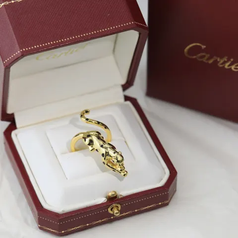 Cartier’s domineering spotted black panther polished ring Panthère de Cartier leopard open