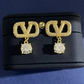Valentino geometric hollow diamond V letter hanging single diamond round diamond earrings