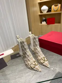 [Valentino] Valentino ~ Unique [V-mark fabric print pattern] with light gold metal [V