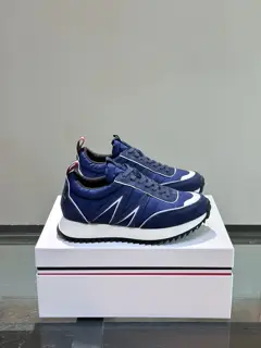 Moncler low-top sneakers are designed for outdoor running or urban walking. Classic series