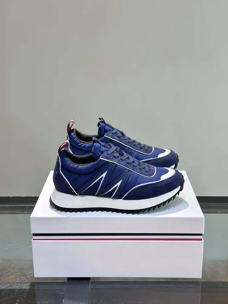 Moncler low-top sneakers are designed for outdoor running or urban walking. Classic series