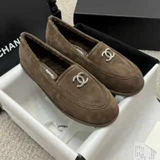 Chanel Teddy furry loafers. Simple and advanced design