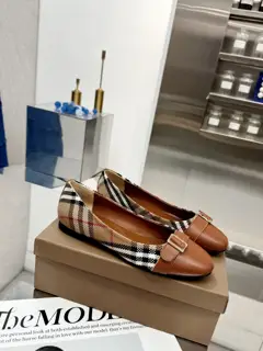BURBERRY classic checkered flat shoes are the most undemanding and age-neutral shoes. They
