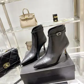 Chanel women’s boots are on sale The same style as the counter