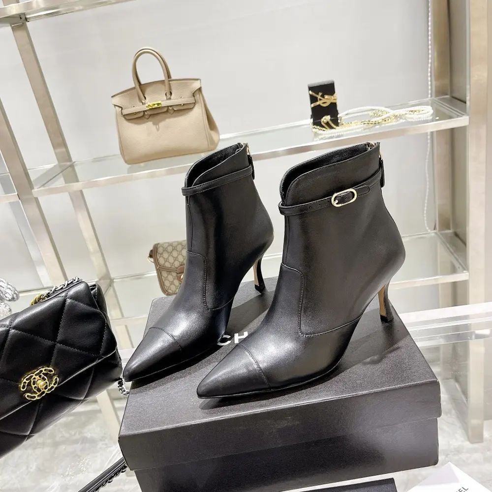 Chanel women’s boots are on sale The same style as the counter