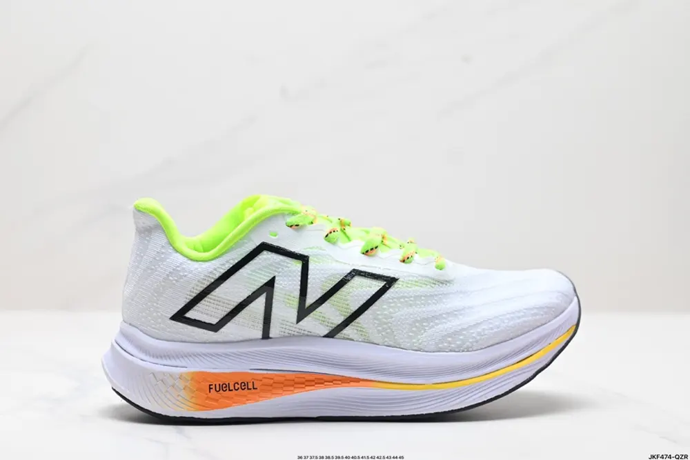 New Balance uses ultra-light and breathable 3D knitted mesh material to construct the upper MRCXCA3