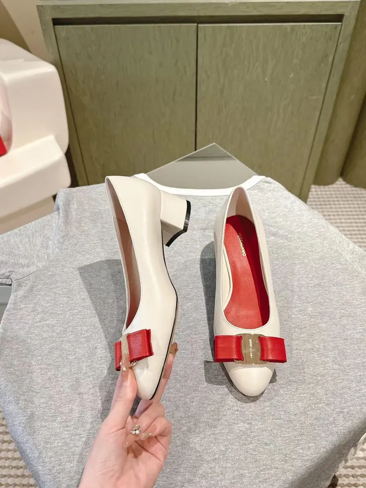 new styles of Salvatore Ferragamo new version of Vara small buckle and small bow thick heel