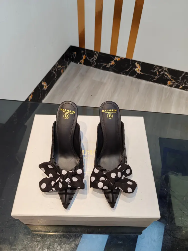 Balmain’s latest spring and summer catwalk bow high-heeled slippers