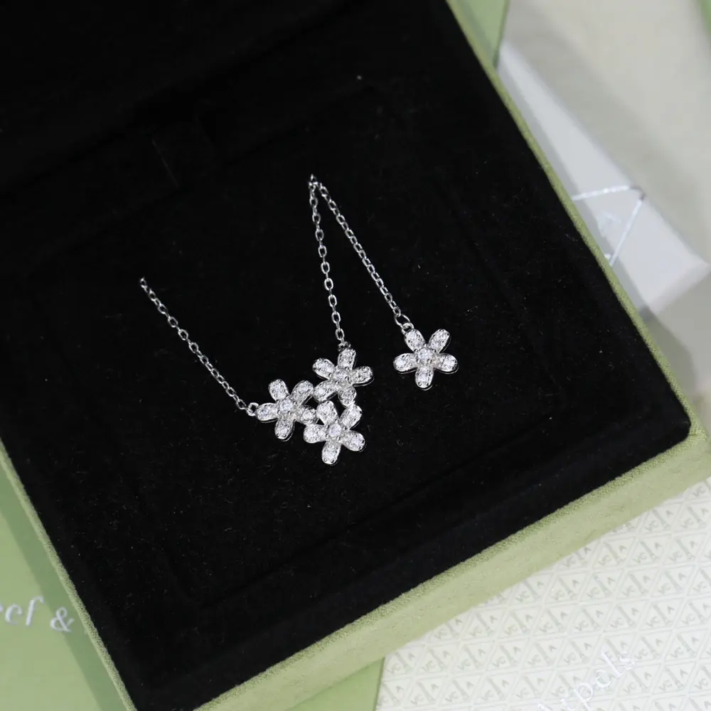 Van Cleef & Arpels flower necklace lucky clover