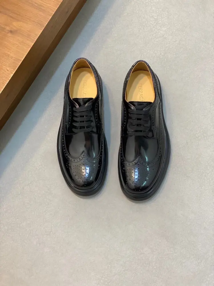 Salvatore Ferragamo Ferragamo height-enhancing leather shoes series are sold at the counter
