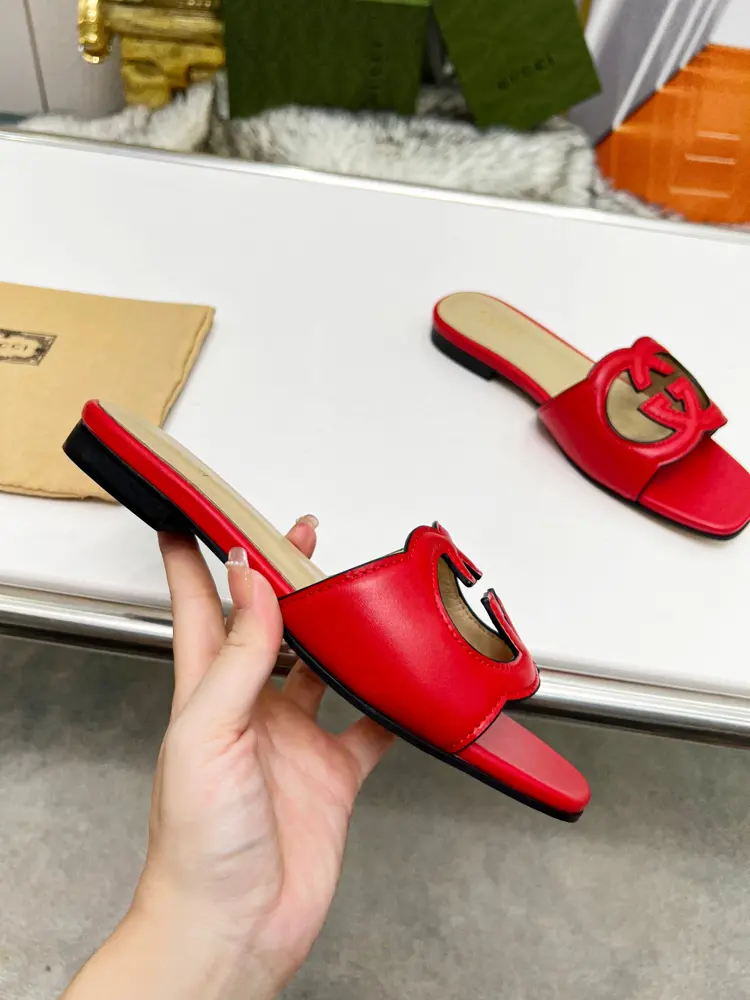 Gucci’s latest hit flat slippers