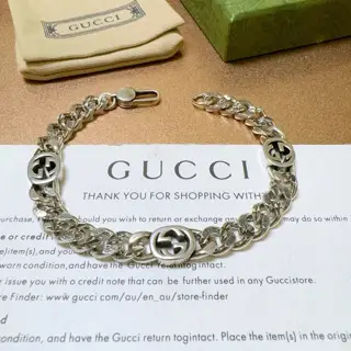 The latest classic Gucci bracelet. Exquisite. Both the style and the texture are absolutely