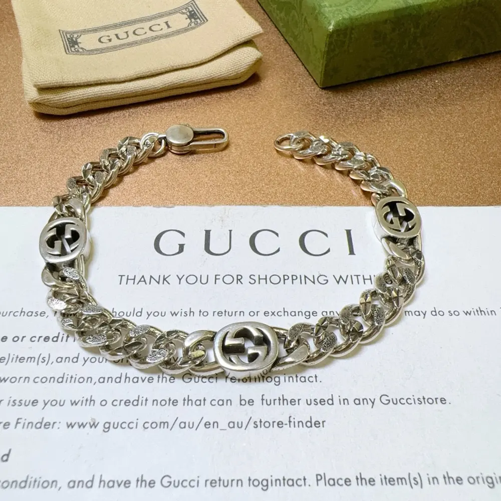 The latest classic Gucci bracelet. Exquisite. Both the style and the texture are absolutely