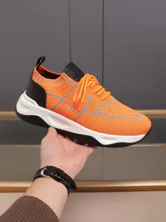 Berluti sports casual shoes have a simple outline and embroidered tattoo patterns