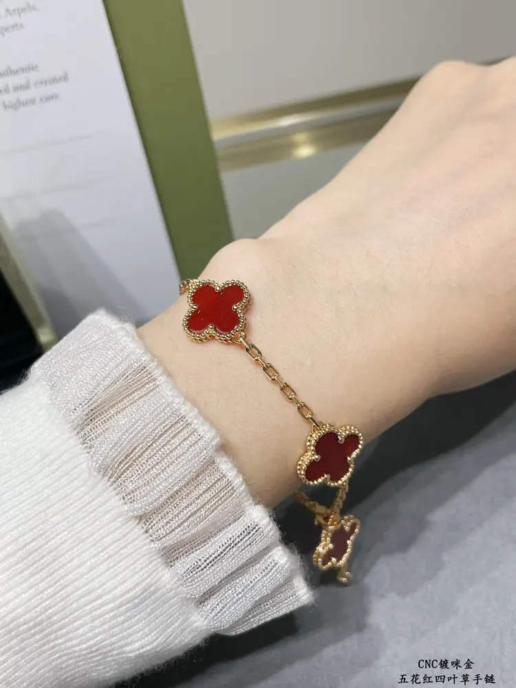 Van Cleef & Arpels five-flowered high-grade red agate four-leaf clover bracelet