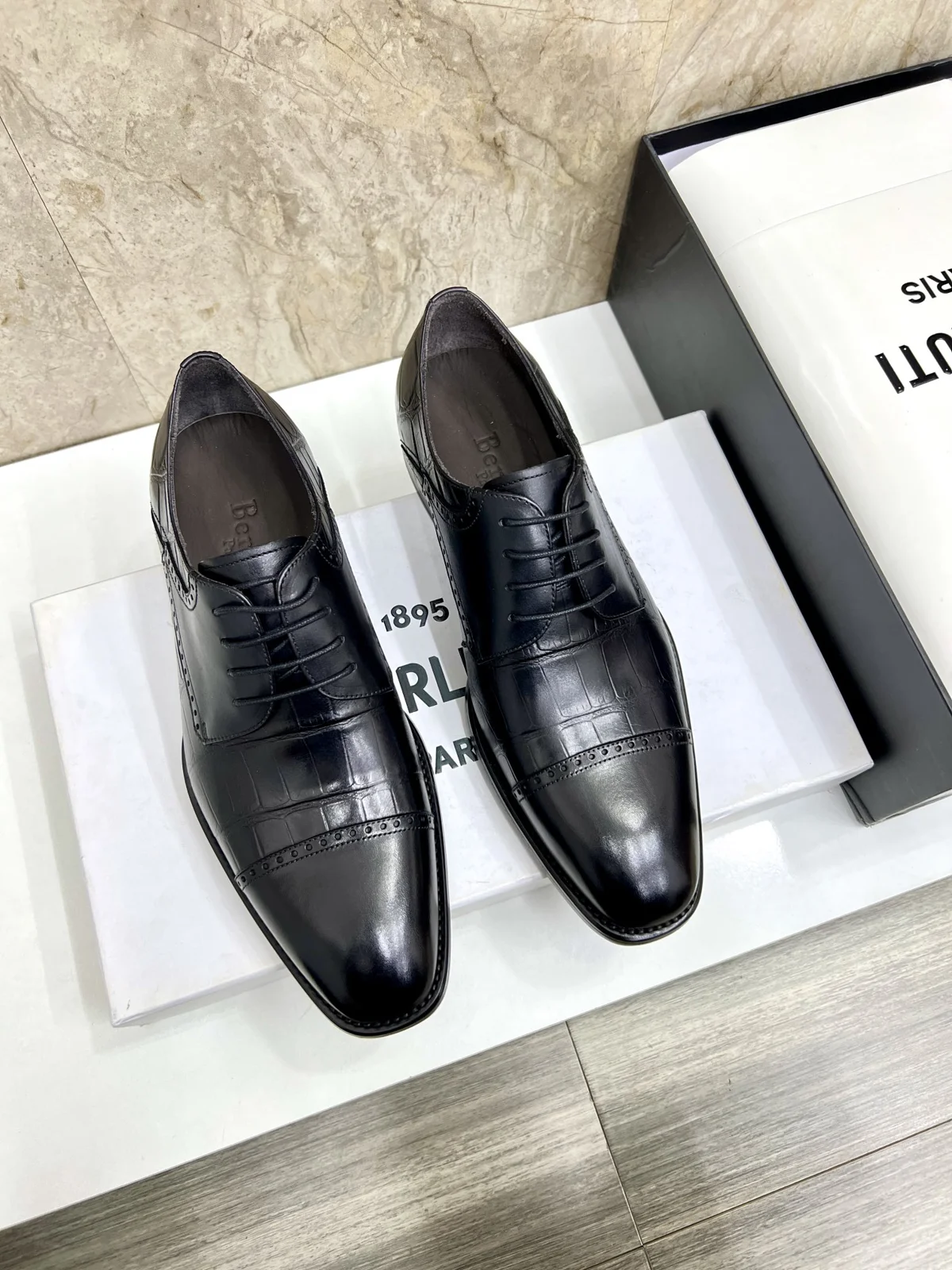 Berluti men’s hand-brushed formal leather shoes are shipped. Selected high-quality imported