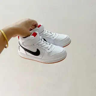 Nike COUNT high-top Velcro sneakers for kids. This sneaker features a soft