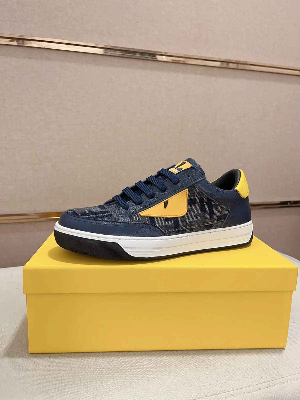 Fendi casual sports shoes upper Imported cowhide fabric Imported sheepskin lining. Original