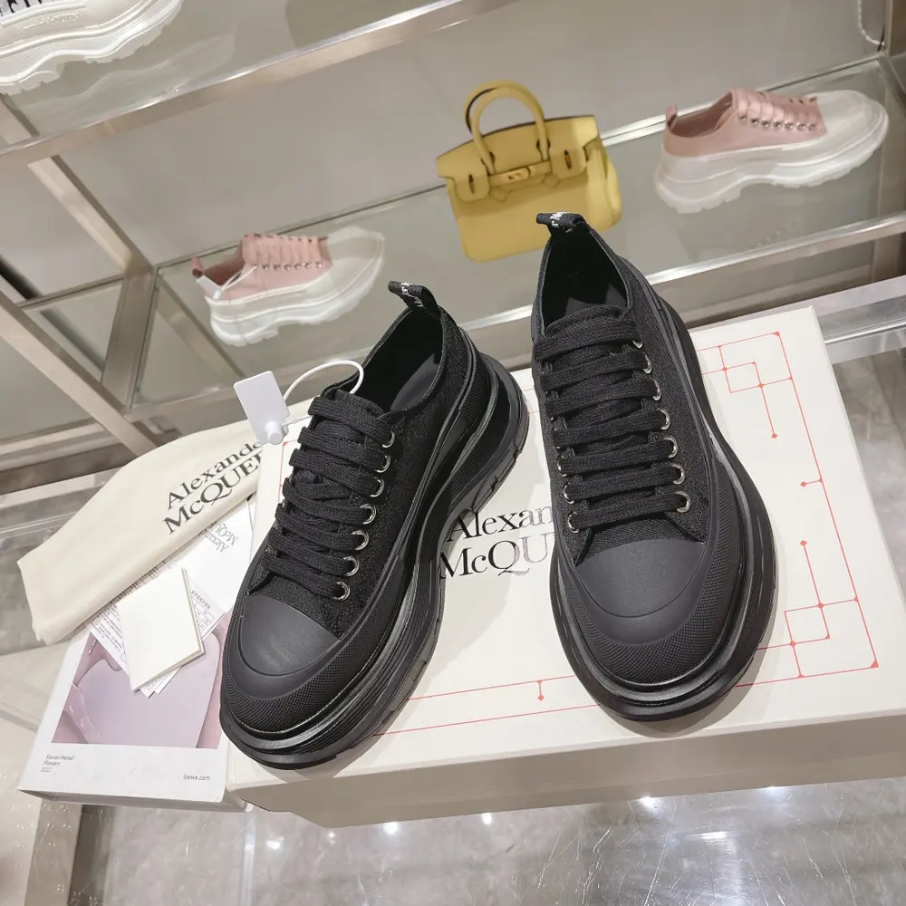 McQueen latest version of men’s and women’s couple’s shoes
