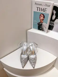 Valentino. Valentino VLogo series shoes The latest rhinestone buckle series in the counter