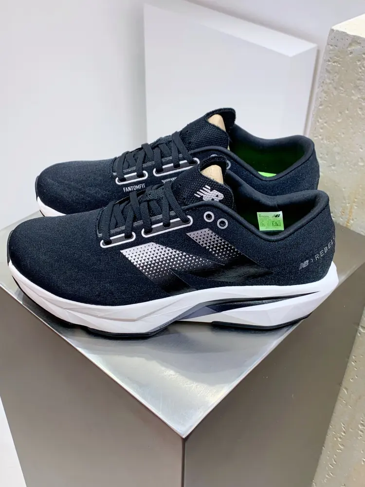 New Balance uses ultra-light and breathable 3D knitted mesh yarn material to construct the