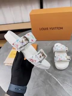 Louis Vuitton slippers Adjustable belt buckle design Full of beach style Original mold LV