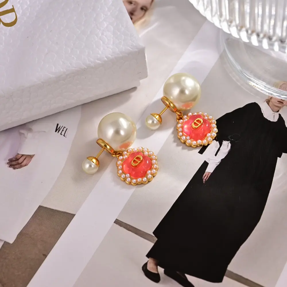 Dior new style Dior new letter earrings loved by top brands. The metal texture