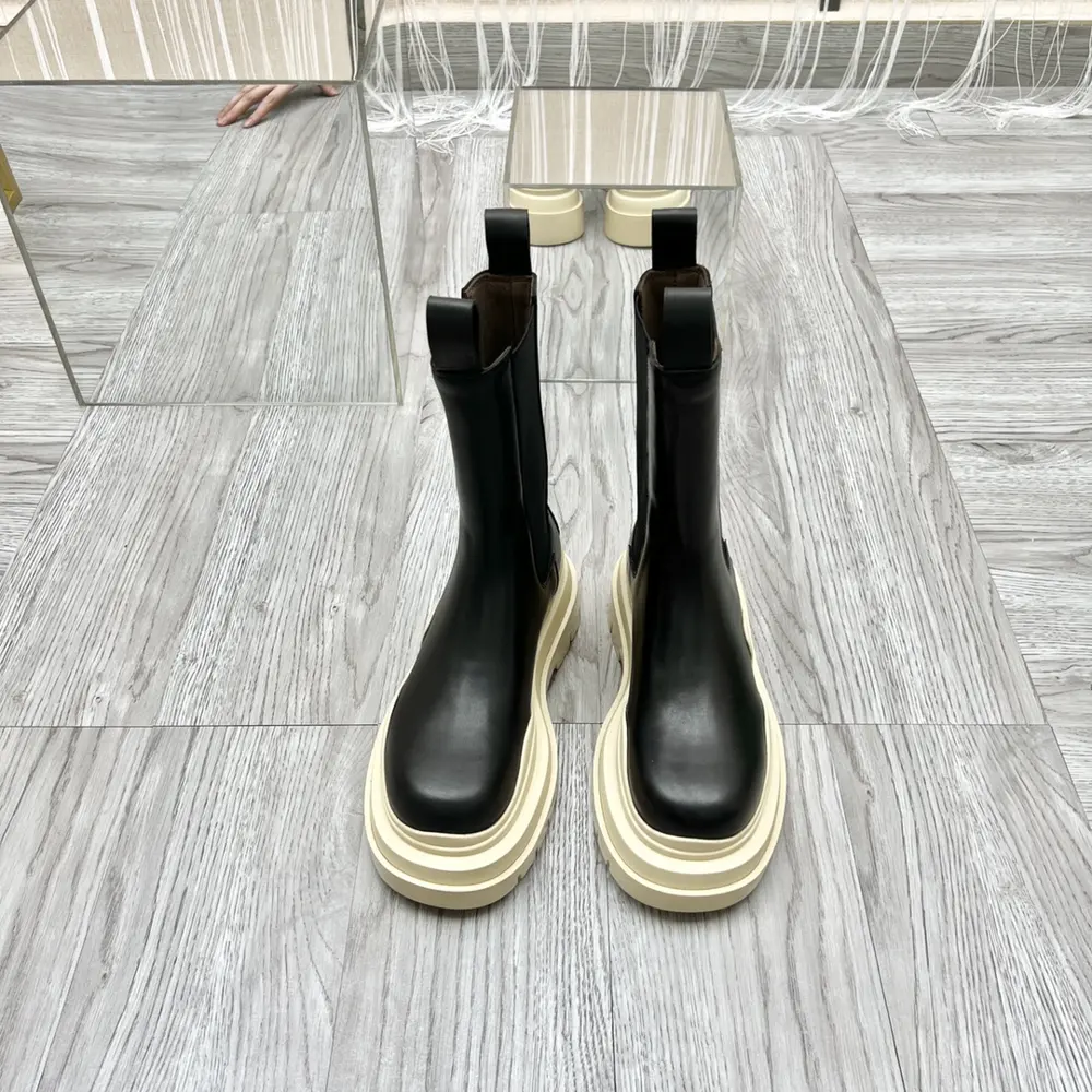BOTTEGA VENETA colorful wave tire sole. Mid-tube Chelsea boots