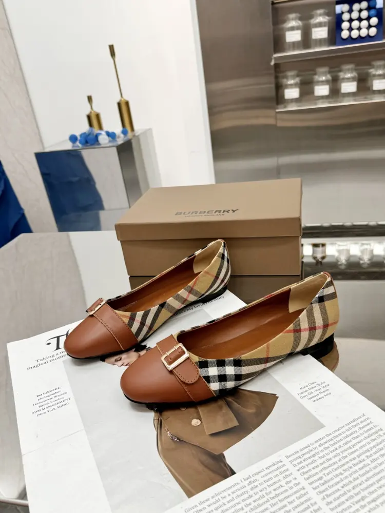 BURBERRY classic checkered flat shoes are the most undemanding and age-neutral shoes. They