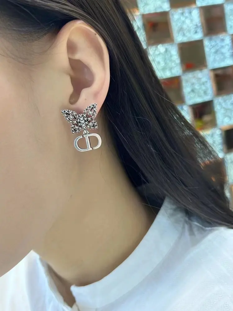 New DIOR earrings Temperament and personality CD pearl earrings Hot sale Unique design