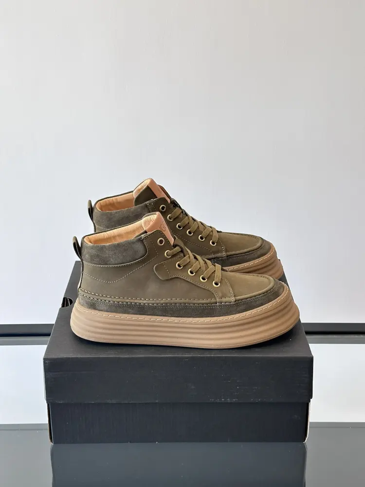 UGG strap series is popular in the global fashion circle. The thick sole of the snow boots