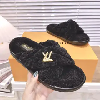 Louis Vuitton flat wool slippers