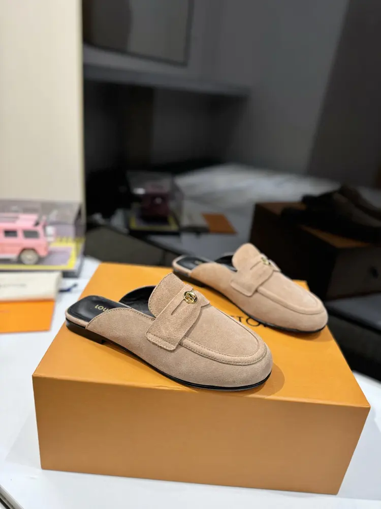 Louis Vuitton furry slippers~