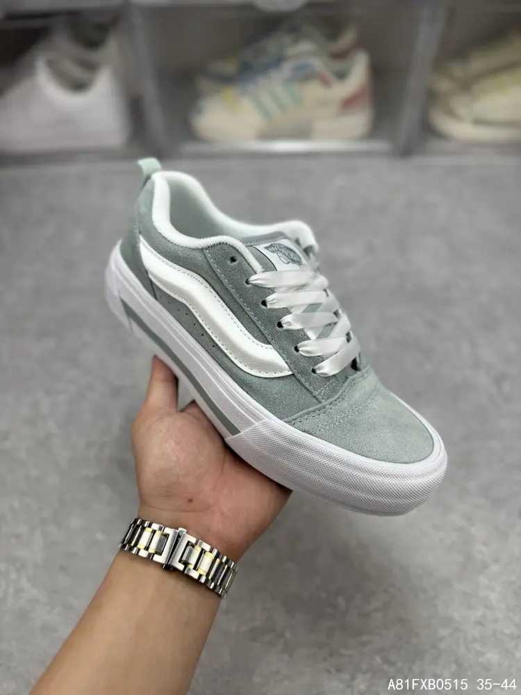 Vans OG OId Skool is a versatile low-top casual sports skateboard shoe. In fact