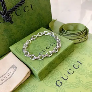 The latest classic Gucci bracelet. Exquisite. Both the style and texture are absolutely