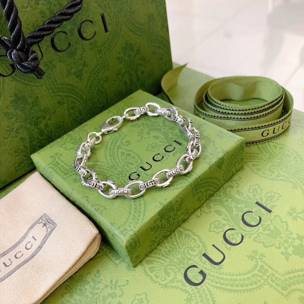 The latest classic Gucci bracelet. Exquisite. Both the style and texture are absolutely