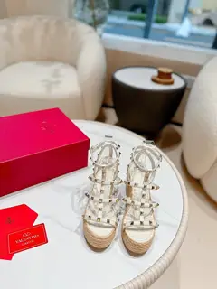 Valentino new Valentino high-end riveted imported raffia woven wedge sandals. Simple and