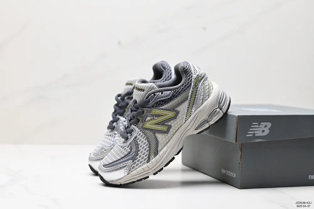 New Balance children’s shoes use hard cowhide leather spliced ​​with breathable mesh fabric