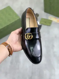 Gucci leather shoes are sold at the same time as the top purchasing agent men’s counters