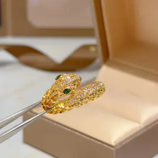 Bvlgari DIVAS’ DREAM series is in perfect condition and has invincible details. The unique