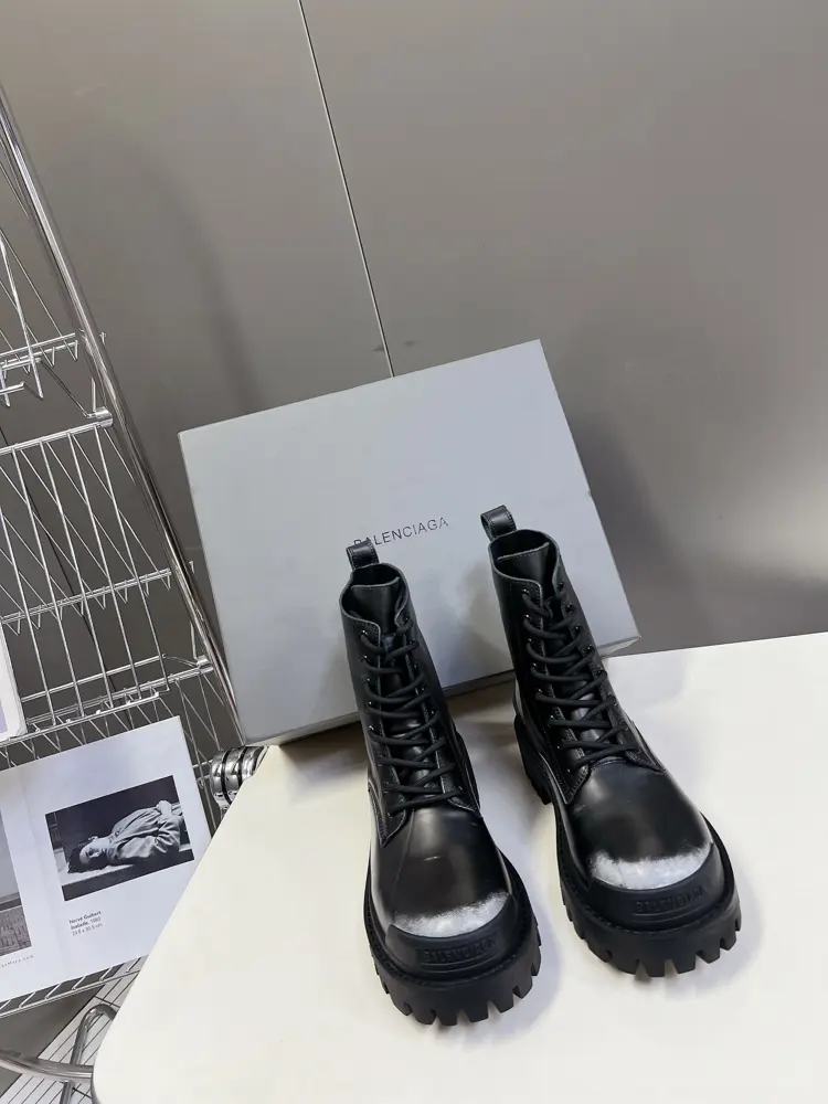 Balenciaga new Balenciaga | New autumn and winter couple high tops. Distressed retro style