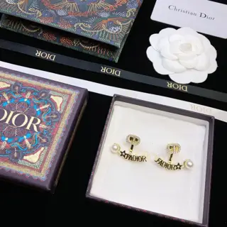 Dior’s latest series. Big pearl earrings. The brand’s logo is combined with Swarovski