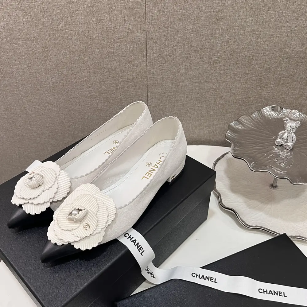 Chanel 2024 Early Fall new Chanel Pointed Toe Pearl Camellia Flat Shoes