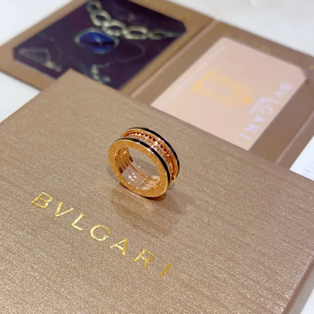 Bvlgari DIVAS’ DREAM enamel series is perfect in appearance and details. The unique color