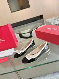 Roger Vivier women’s round-toe flat shoes. French hollow color matching patent leather Mary