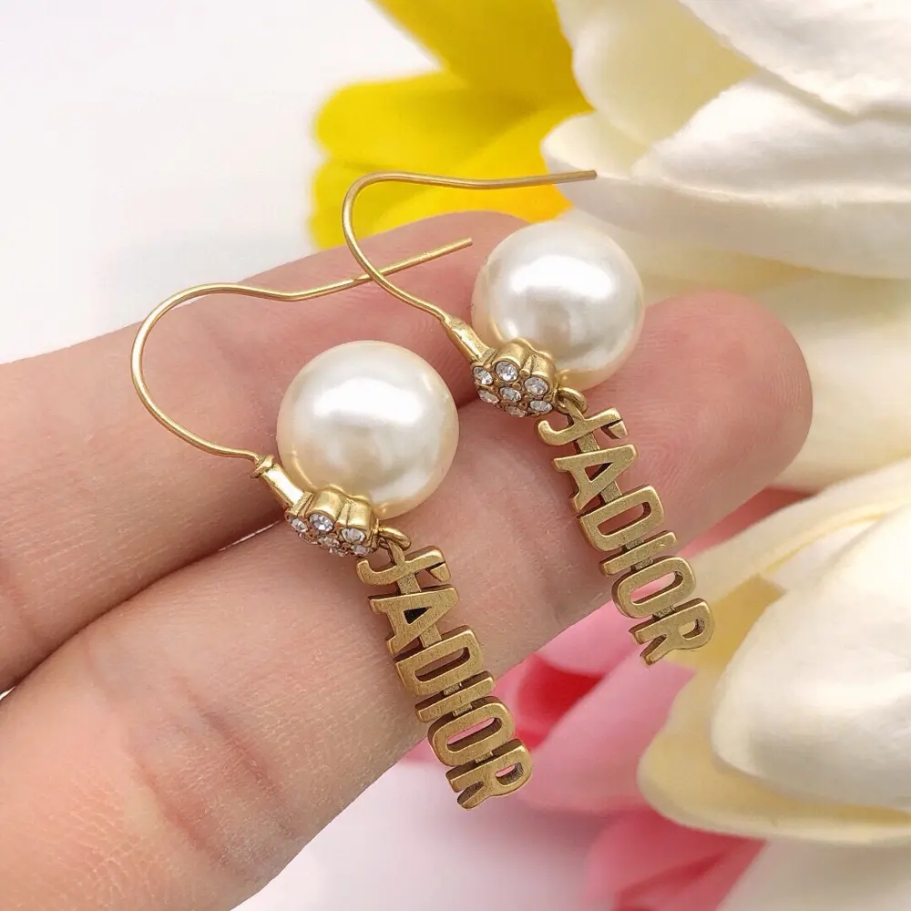 Dior’s latest model JADIOR pearl ear hook earrings