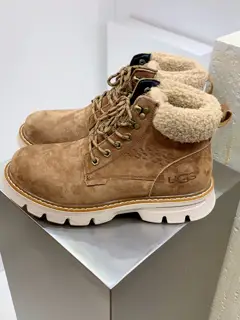 UGG Using solid color pig leather upper material (with wool velvet lining for warmth