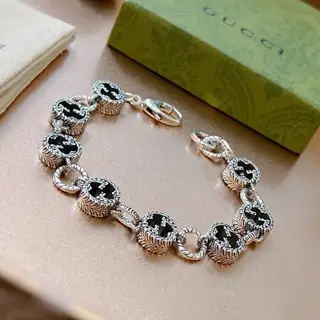 The latest classic Gucci bracelet. Exquisite. Both the style and the texture are absolutely