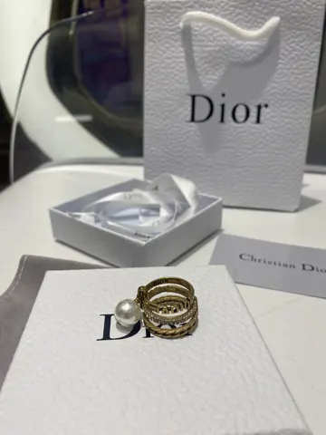 Dior’s super beautiful rhinestone distressed three-layer ring