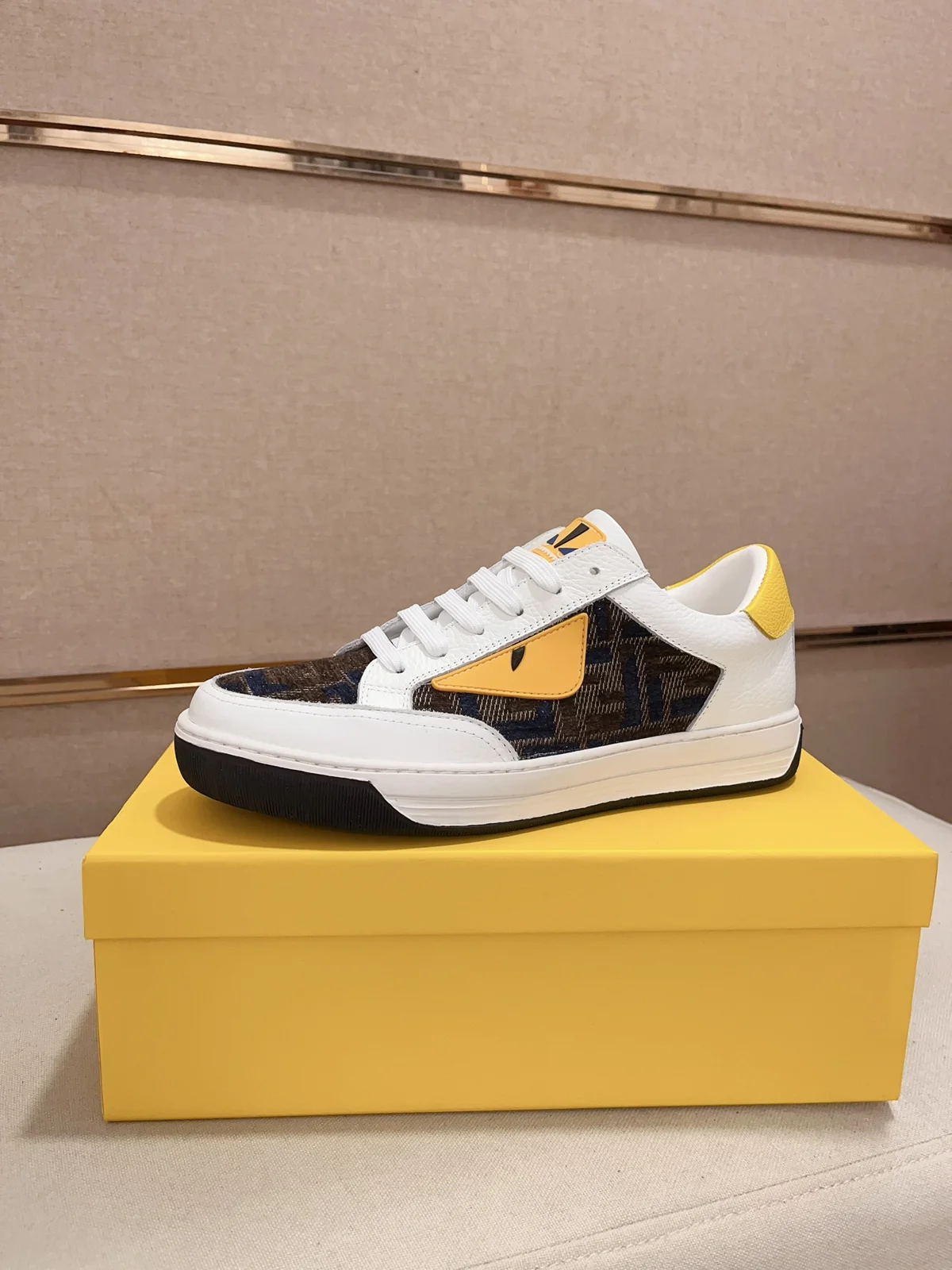 Fendi casual sports shoes upper Imported cowhide fabric Imported sheepskin lining. Original